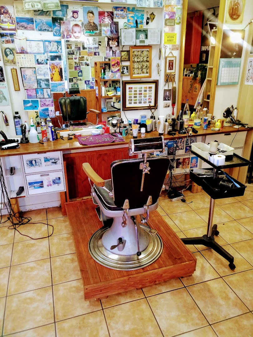 Klassischer Vintage-Barberstuhl und Arbeitsplatz im Al Capello Barbershop Luzern