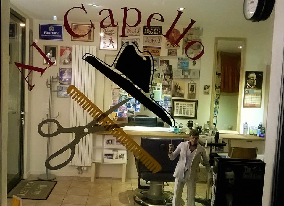 Schaufenster des Al Capello Barbershop in Luzern mit Schriftzug und klassischem Interieur mit Barberstuhl